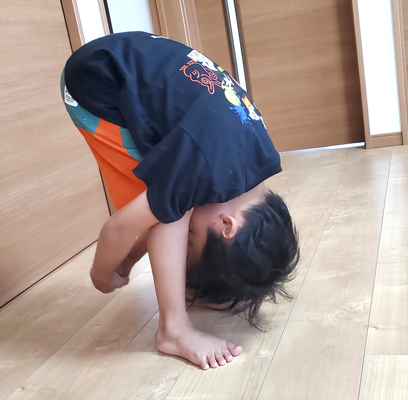立位前屈をする子供